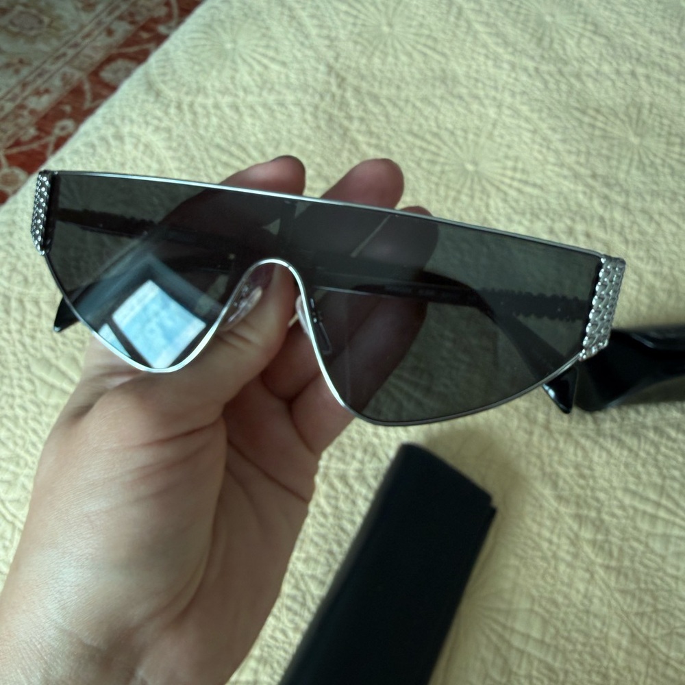 Moschino sunglasses and case - Picture 3 of 9